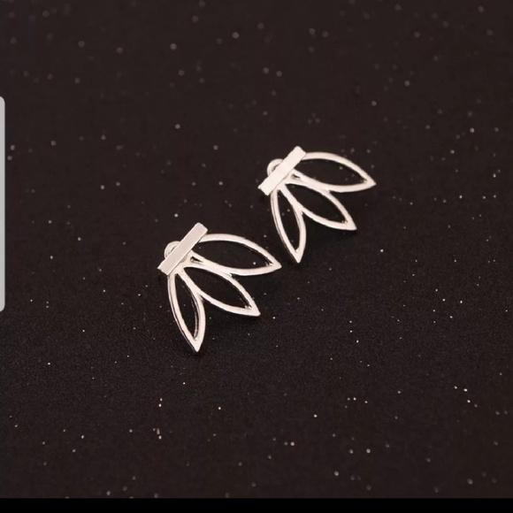 Diamonds & Jules Jewelry - Lotus Ear jacket Gold